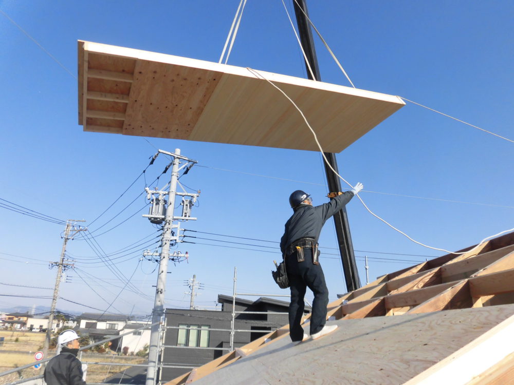 木の平屋モデルハウス（浜松市）屋根工事を振り返り・・・断熱材一体化屋根パネルの優れた施工性 アイキャッチ画像